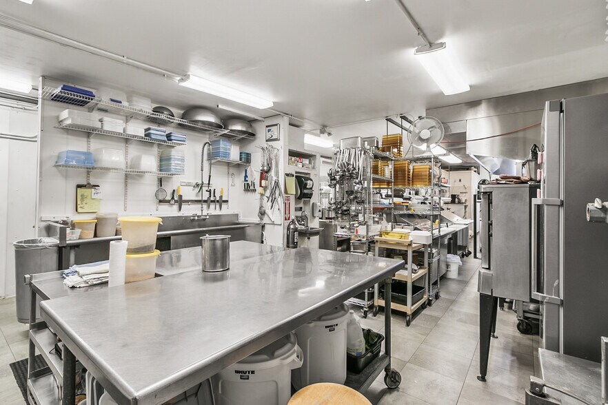 More Photos Of 618 Oak St, Baraboo General Retail For Sale