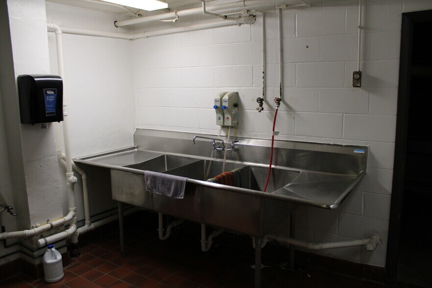 More Photos Of 160 W Scott St, Fond Du Lac General Retail For Sale