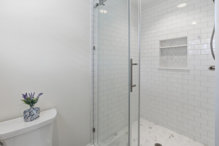 More Photos Of 119 N Davis St, Southport Hospitality For Sale