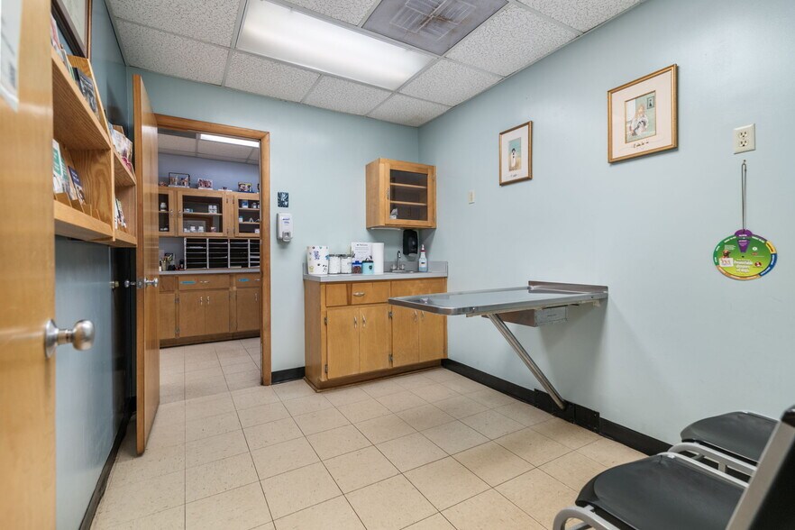 More Photos Of 3431 Waterlick Rd, Lynchburg Veterinarian Kennel For Sale