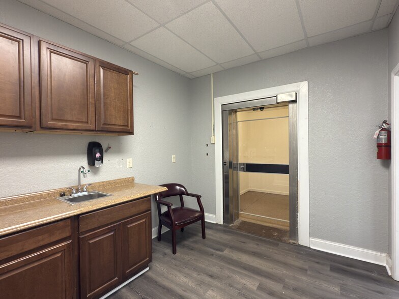 More Photos Of 1030 Wintergap Rd, Oliver Springs Office For Sale