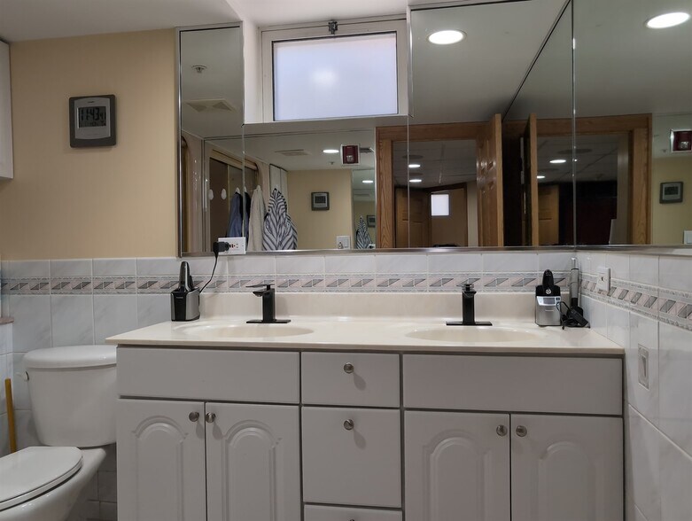 More Photos Of 417 N Hough St, Barrington Medical For Sale