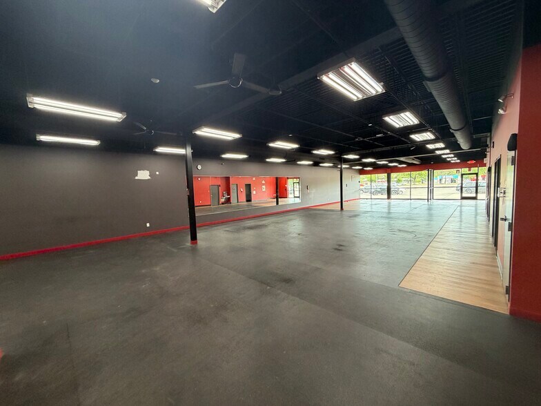 More Photos Of 800-912 W State St, Hastings Unknown For Lease