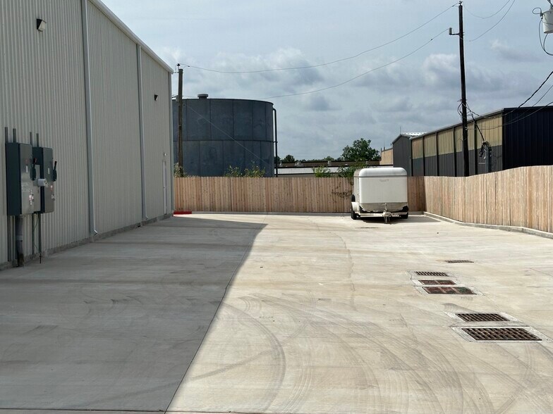 More Photos Of 18901 Ashley Rd, Houston Unknown For Lease
