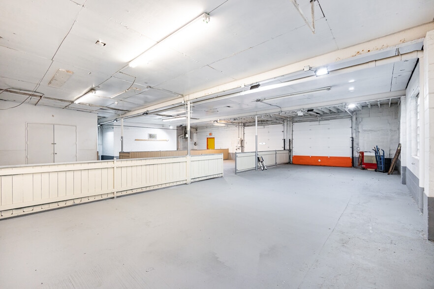 More Photos Of 4616 W Fullerton Ave, Chicago Light Manufacturing For Sale