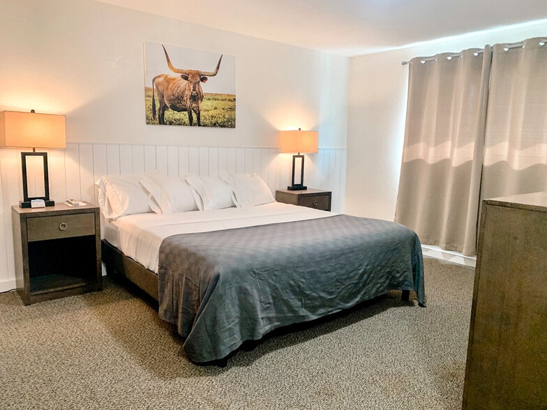 More Photos Of 87275 County Hwy 9-28, Christmas Valley Hotel For Sale