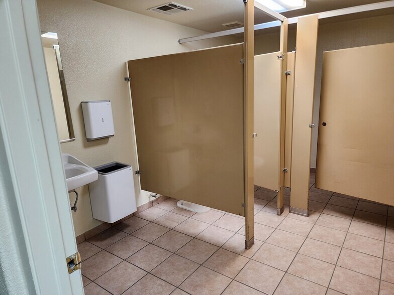 More Photos Of 1515 E Tulare Ave, Tulare Flex For Lease