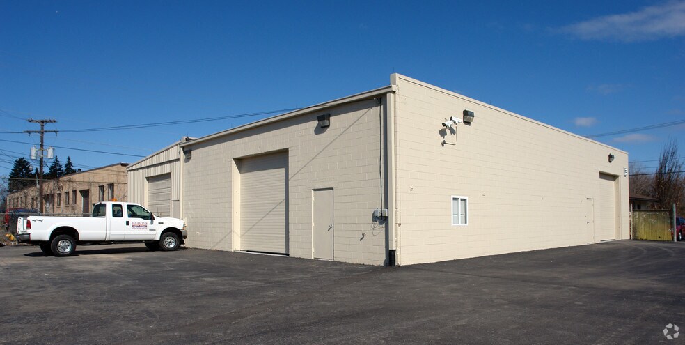More Photos Of 44375 Grand River Ave, Novi Warehouse For Lease
