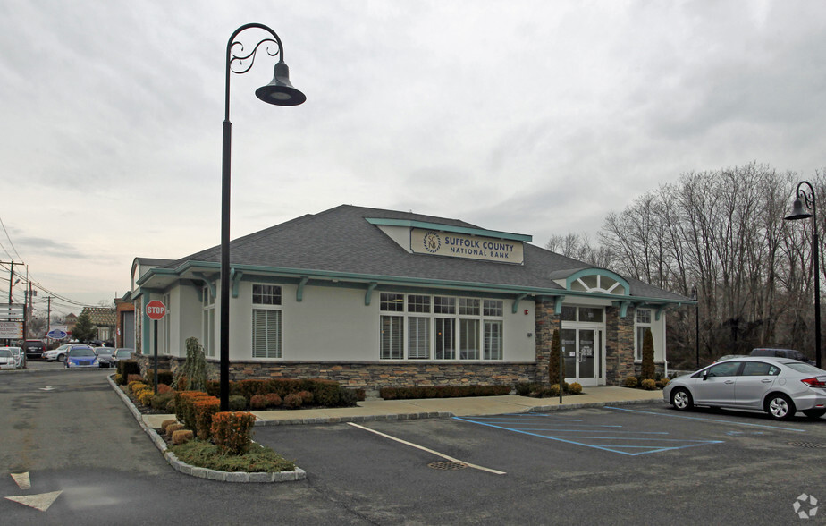 Primary Photo Of 400 Merrick Rd, Amityville Bank For Lease