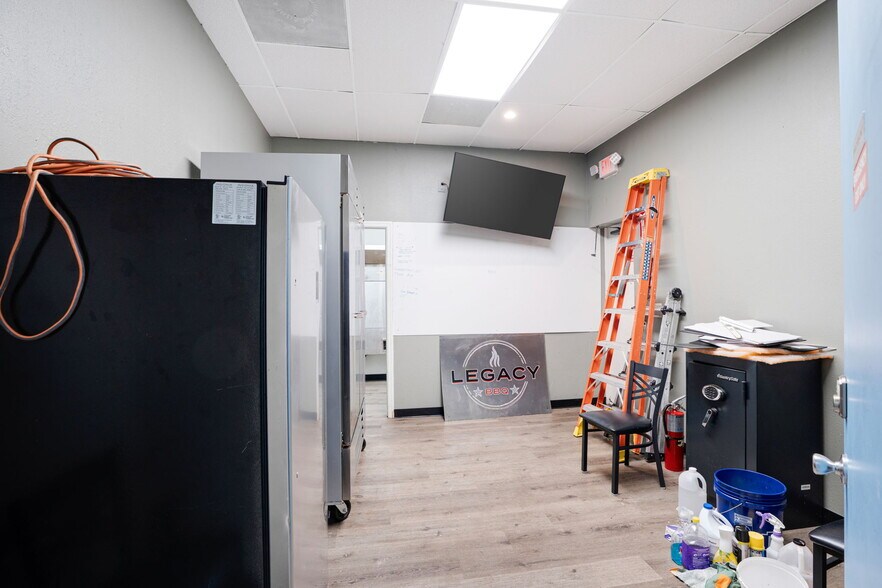 More Photos Of 2443 US Highway 301 N, Ellenton General Retail For Lease