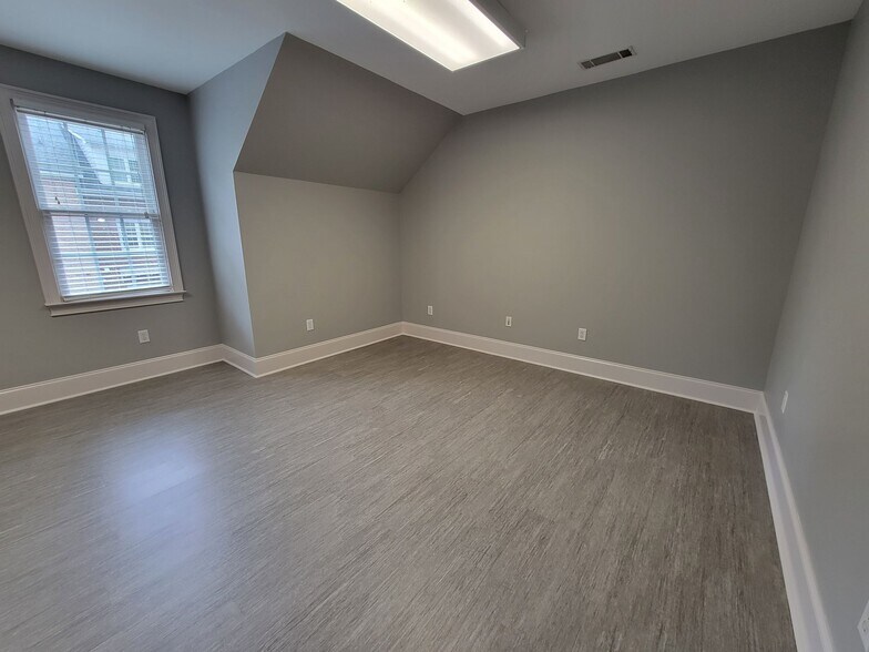 More Photos Of 182 Ben Burton Cir, Bogart Office For Sale