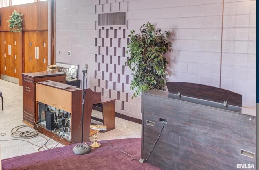 More Photos Of 104 N Pine St, Centralia Religious Facility For Sale
