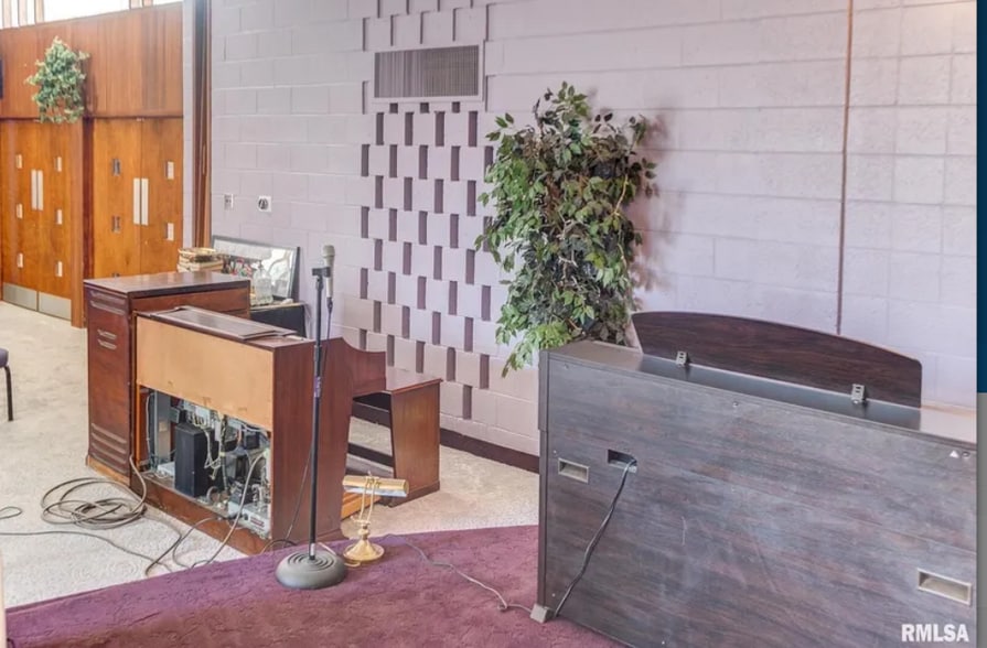 More Photos Of 104 N Pine St, Centralia Religious Facility For Sale