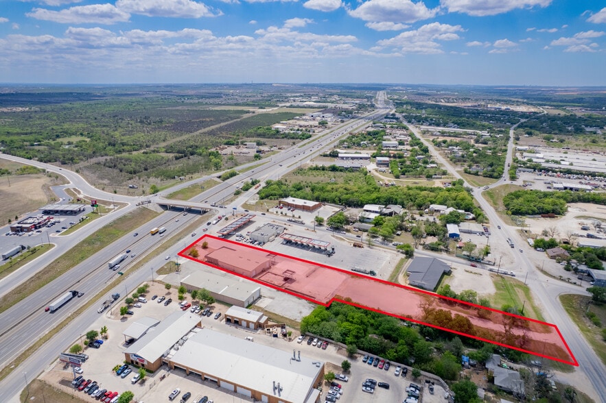 More Photos Of 4320 S Interstate 35, New Braunfels Showroom For Lease