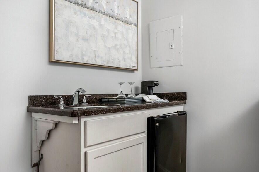 More Photos Of 27 S Park St, Dahlonega Hotel For Sale