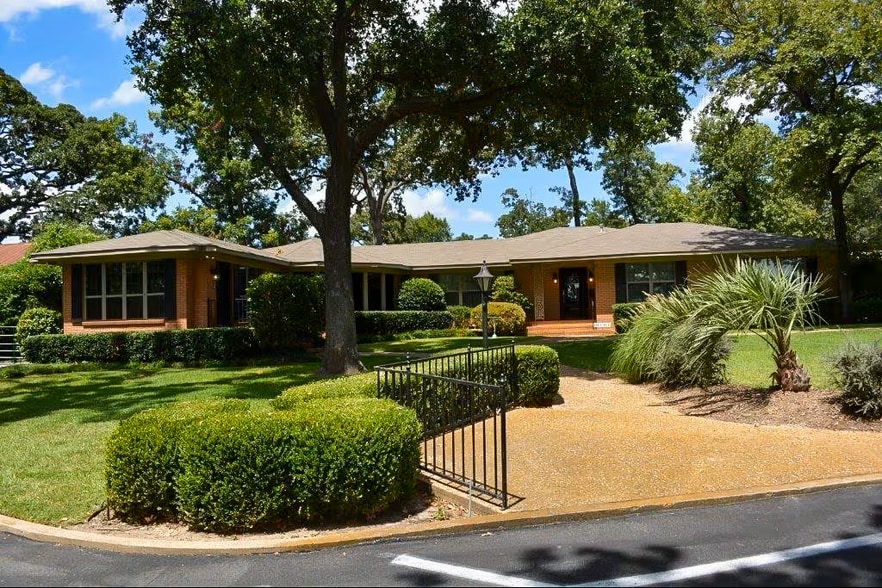 More Photos Of 1301 E Corsicana St, Athens Flex For Sale