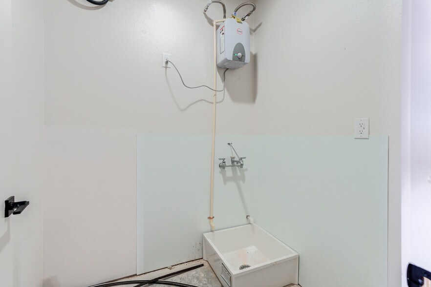 More Photos Of 3205 118th St, Lubbock Distribution For Sale