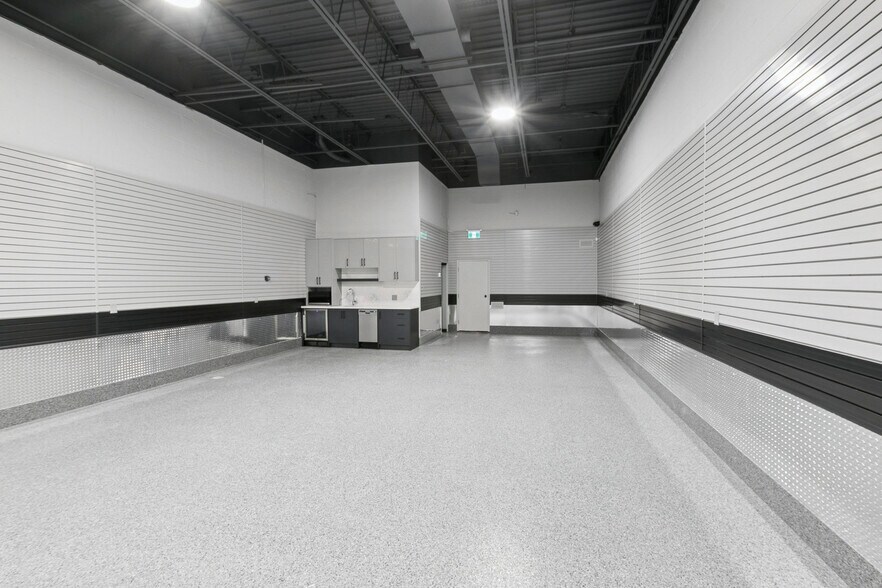 More Photos Of 2721 Markham Rd, Toronto Showroom For Lease