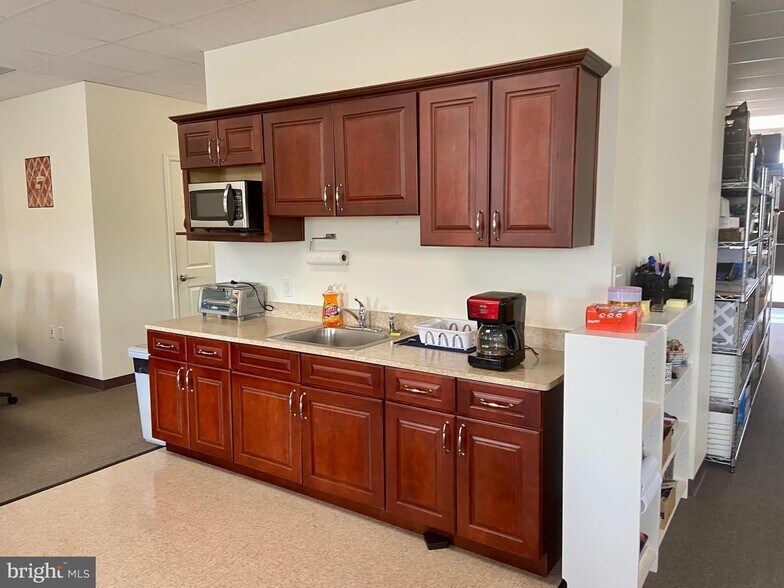 More Photos Of 240-254 Airport Rd, Winchester Light Distribution For Sale