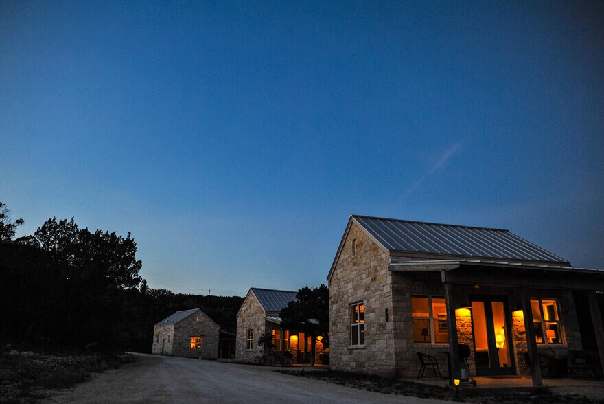 More Photos Of 7400 McGregor Ln, Dripping Springs Hotel For Sale