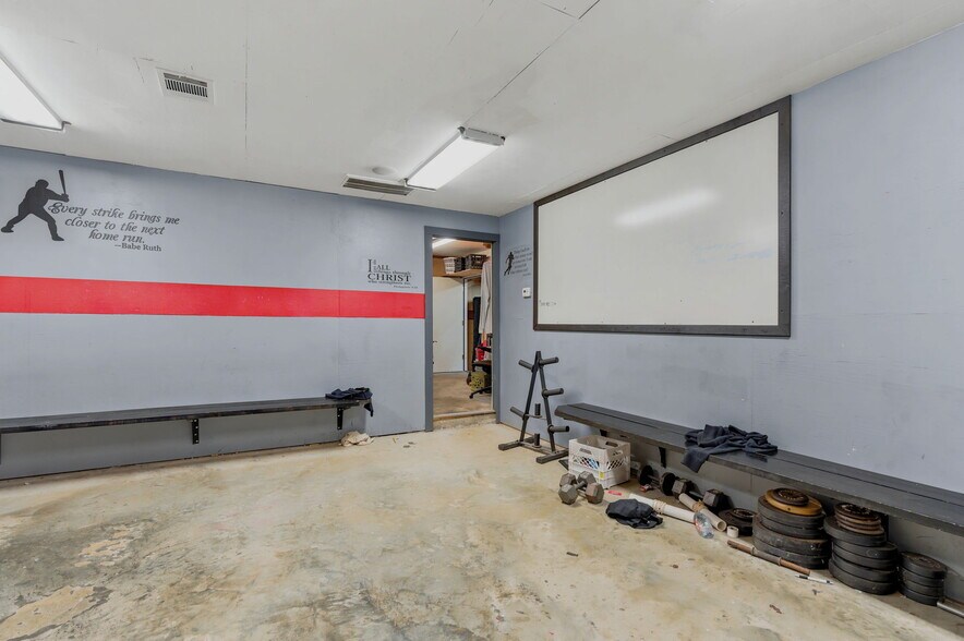 More Photos Of 3401 N Frazier St, Conroe Specialty For Sale