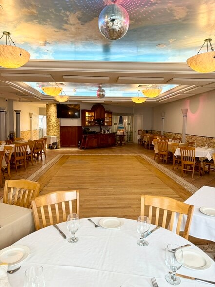 More Photos Of 908-912B Hempstead Tpke, Franklin Square Restaurant For Sale