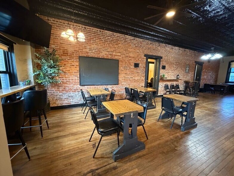 More Photos Of 244 N Main St, Monticello Flex For Sale