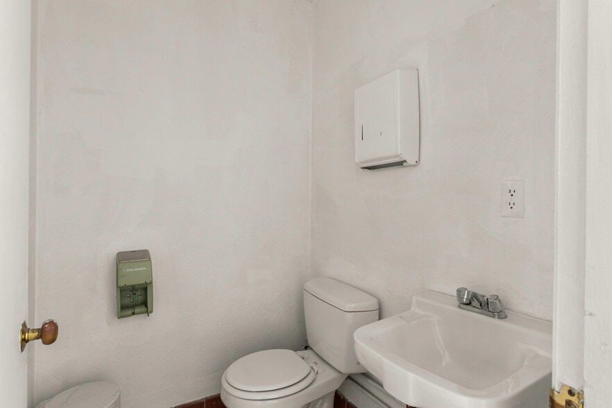 More Photos Of 900-910 Clement St, San Francisco Storefront Retail Office For Lease