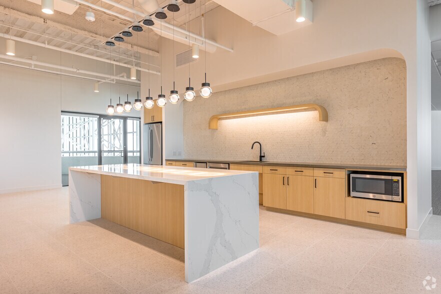 More Photos Of 1301 Young St, Dallas Office For Lease