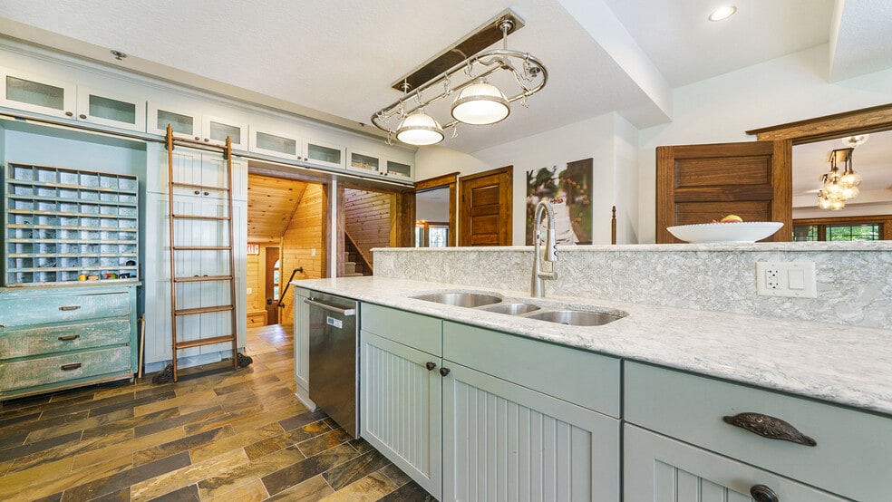 More Photos Of 409 N State St, Franklin Grove Hotel For Sale