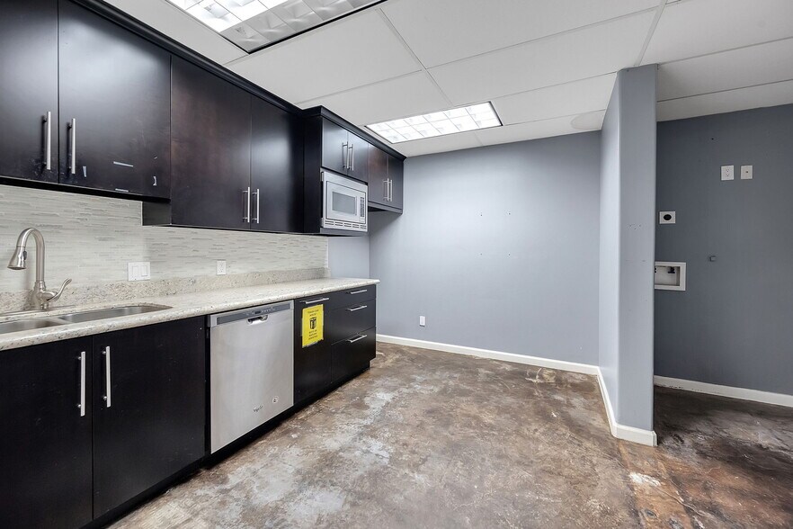 More Photos Of 7510 Lawndale St, Houston Warehouse For Sale