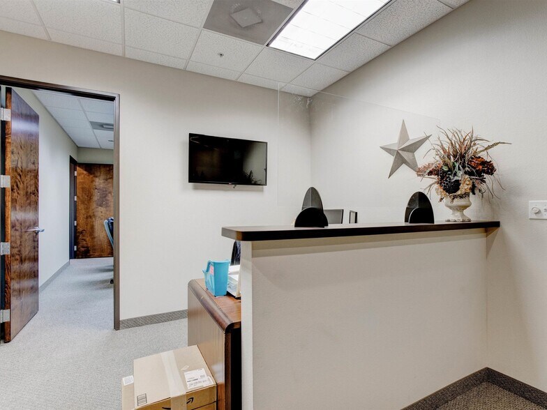 More Photos Of 1100 Parker Sq, Flower Mound Office For Lease