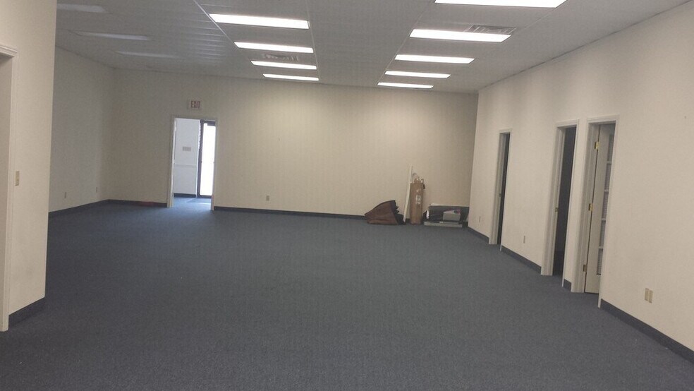 More Photos Of 244 Farms Village Rd, West Simsbury Unknown For Lease