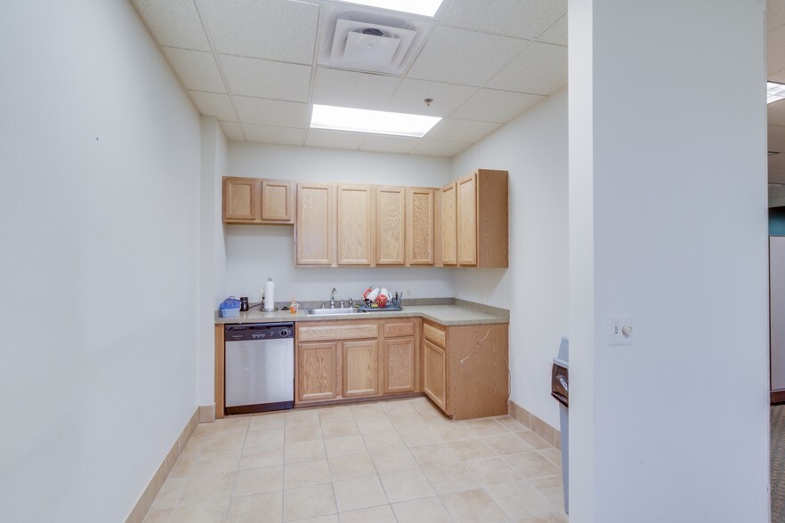More Photos Of 22710 Haggerty Rd, Farmington Hills Research And Development For Lease