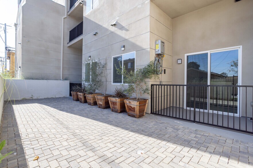 More Photos Of 7410 Avalon Blvd, Los Angeles Apartments For Sale