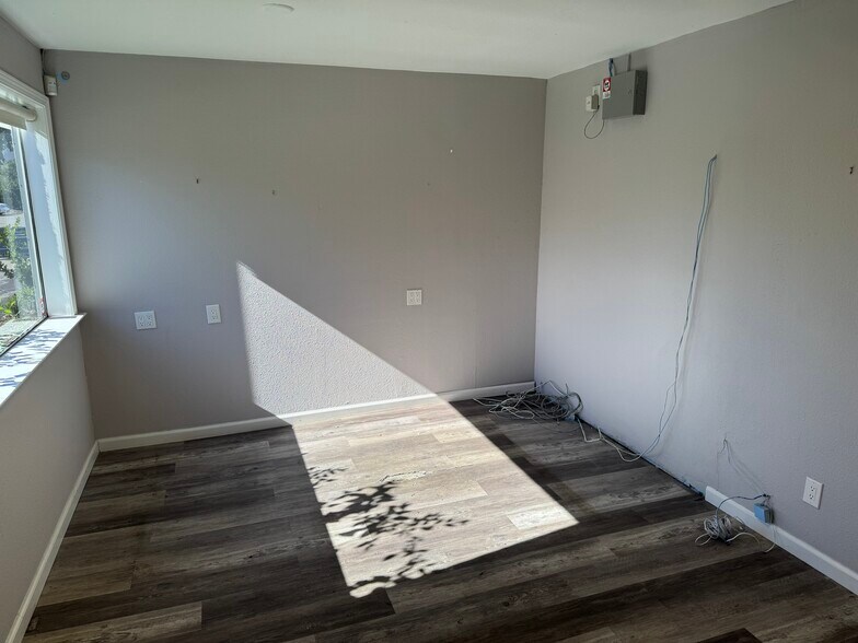 More Photos Of 5750-5778 Commerce Blvd, Rohnert Park Flex For Lease