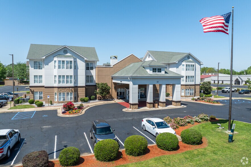 More Photos Of 853 Centre St, Ridgeland Hotel For Sale