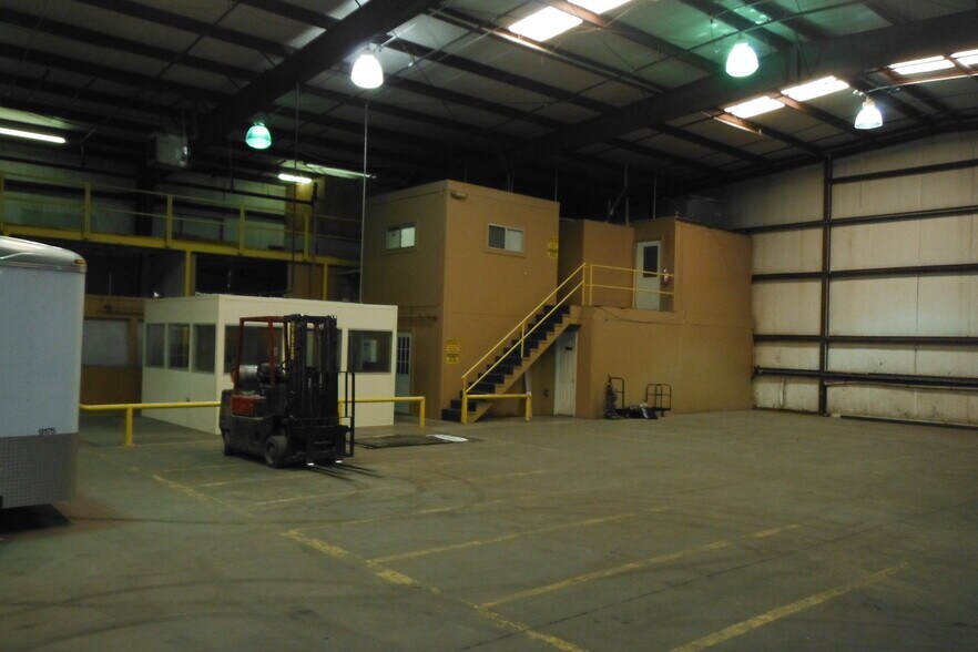 More Photos Of 418 E Jones St, Lewisville Warehouse For Lease