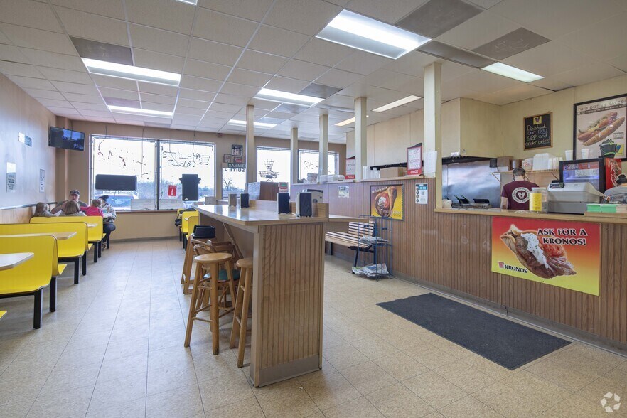 More Photos Of 210-216 N Milwaukee Ave, Lake Villa Storefront For Lease