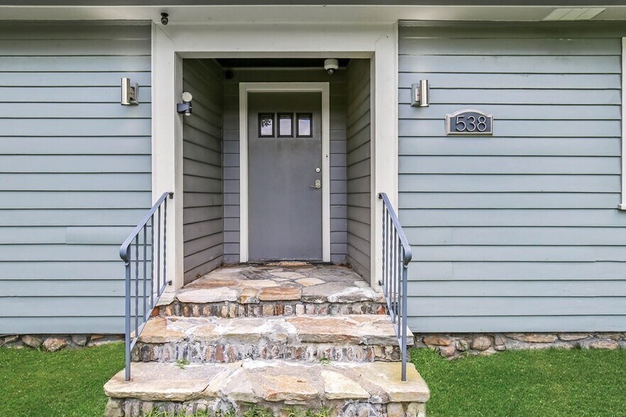 More Photos Of 538 Hartford Tpke, Shrewsbury Showroom For Sale