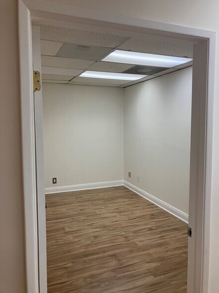 More Photos Of 1907 W Burbank Blvd, Burbank Office For Lease