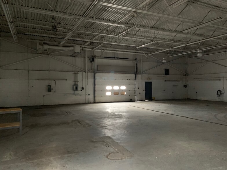 More Photos Of 35080 Grand River Ave, Farmington Auto Dealership For Lease