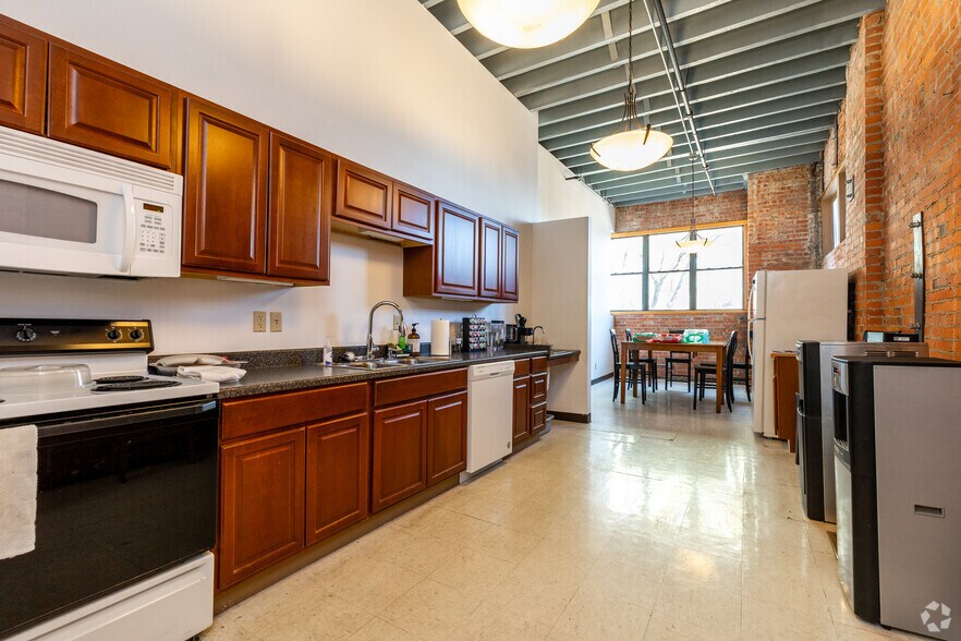More Photos Of 400 Admiral Blvd, Kansas City Office For Sale