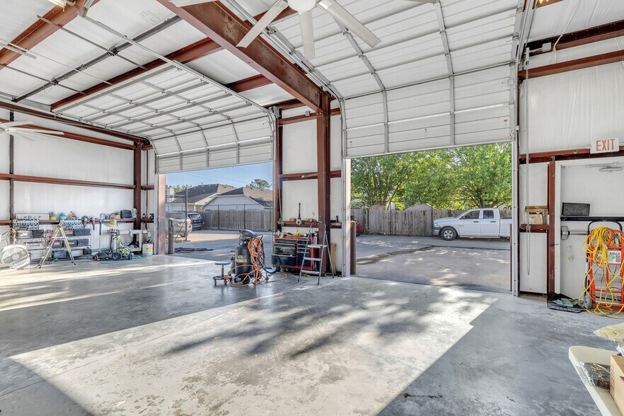 More Photos Of 11930 Bammel North Houston Rd, Houston Warehouse For Lease