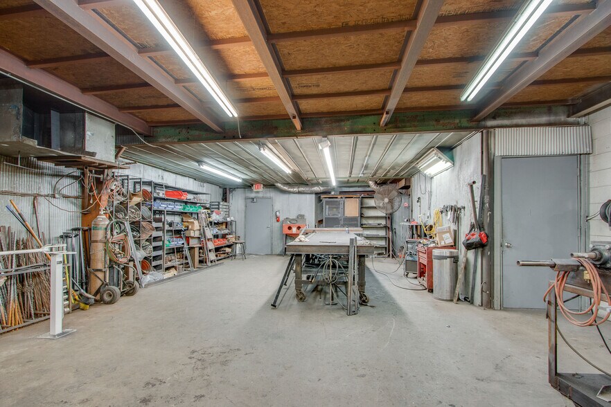 More Photos Of 120 Confederate Dr, Franklin Manufacturing For Sale