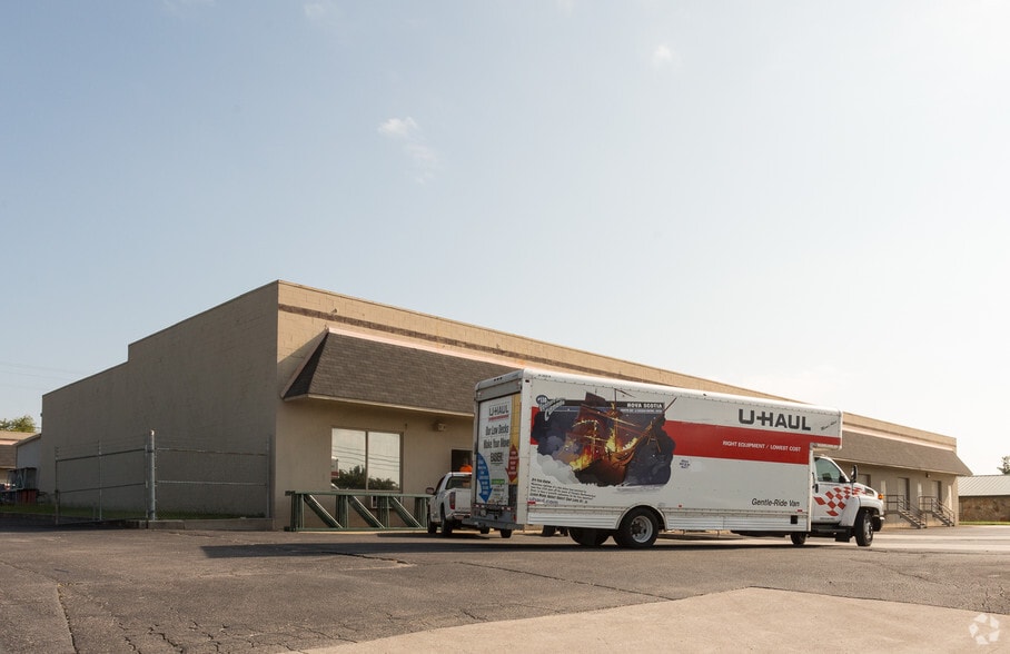 Primary Photo Of 10615-10617 Lexington Dr, Knoxville Warehouse For Lease