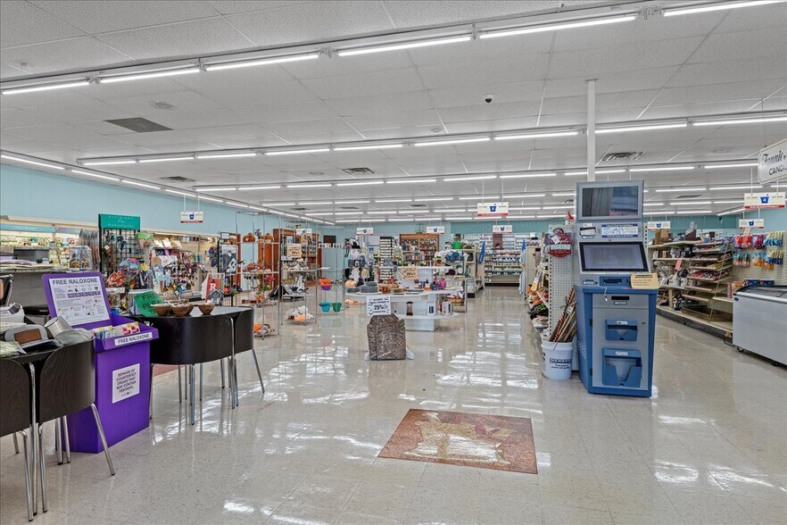 More Photos Of 1275-1281 N 7th St, Riverton General Retail For Sale