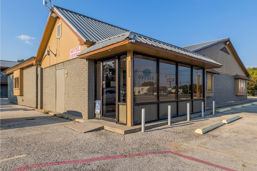 More Photos Of 1200 W Cameron Ave, Rockdale Hotel For Sale