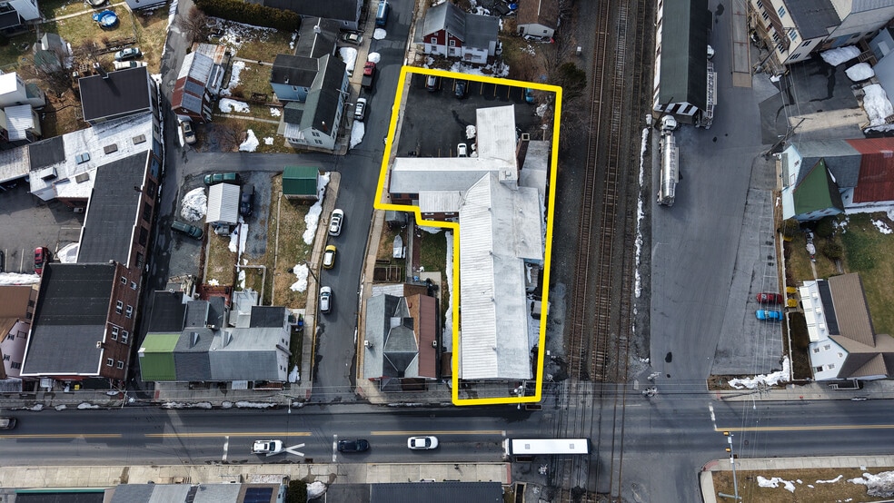 More Photos Of 102 S Richmond St, Fleetwood Warehouse For Sale