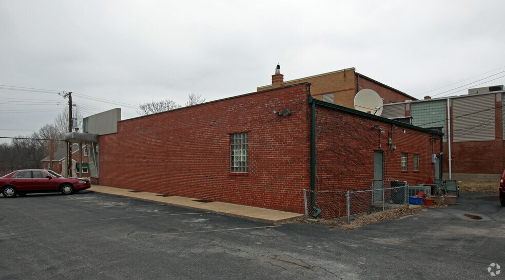 More Photos Of 9118-9120 Lackland Rd, Saint Louis General Retail For Lease